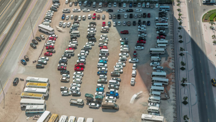 2025 TOP mudelid ja margid - suur parkimisplats ülalt vaates, täis erinevaid sõidukeid