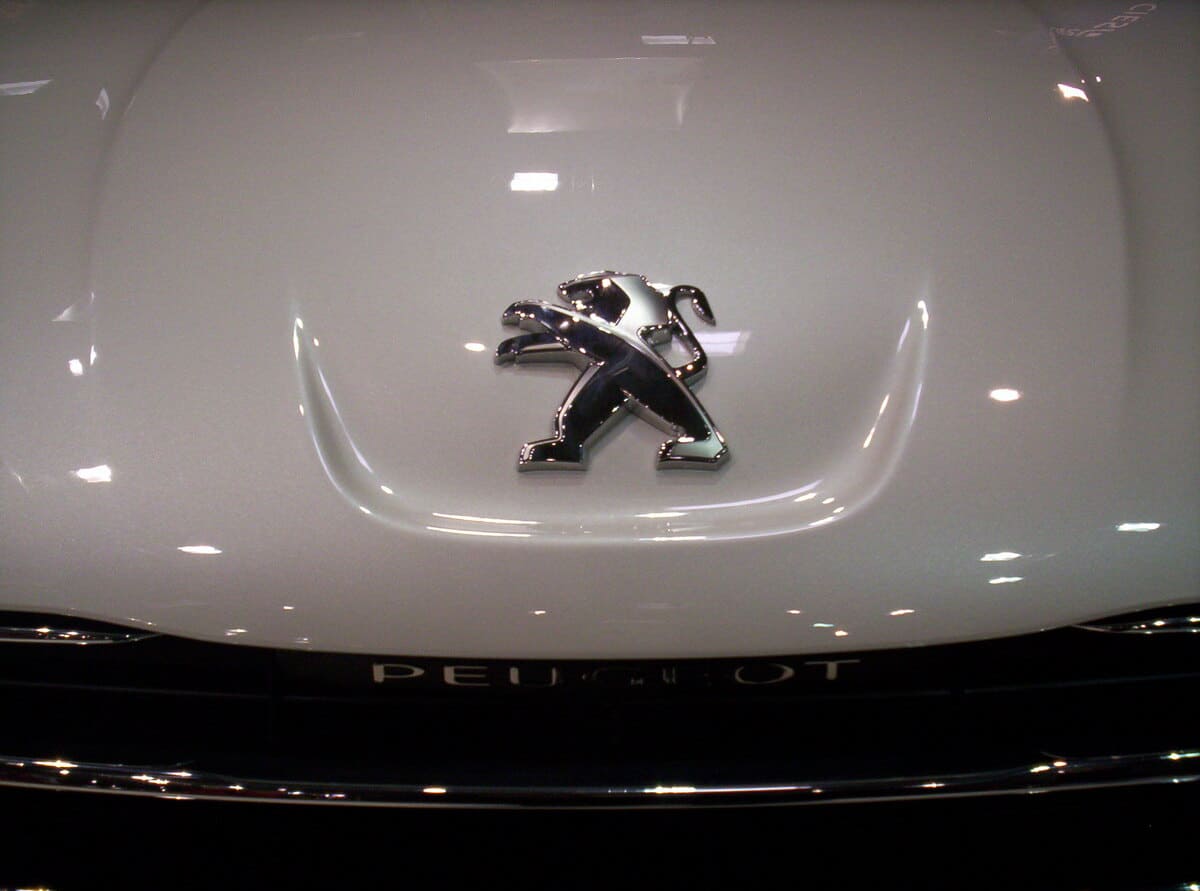 Peugeot 2025 TOP - eestvaates valge sõiduki logo 