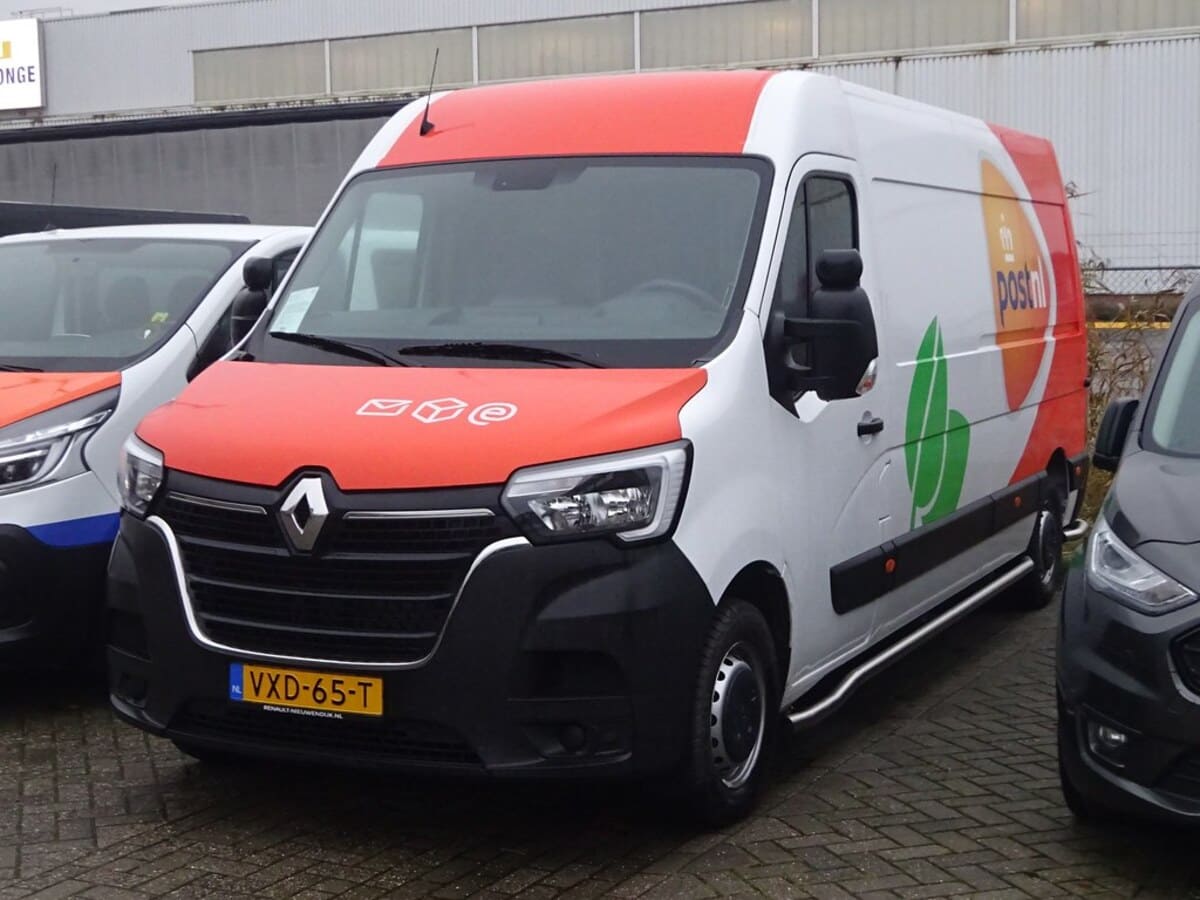 Renault Master - 2025 TOP - kirevates värvides kaubik eestvaates