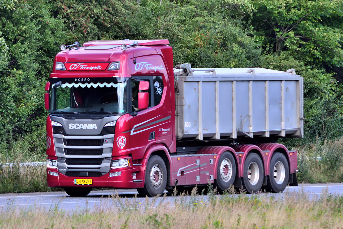 Scania R - 2025 TOP - punane veoauto halli kalluri tüüpi haagisega