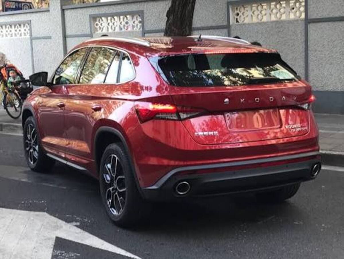 Škoda Kodiaq - 2025 TOP - punane Kodiaq tagantvaates, salongis
