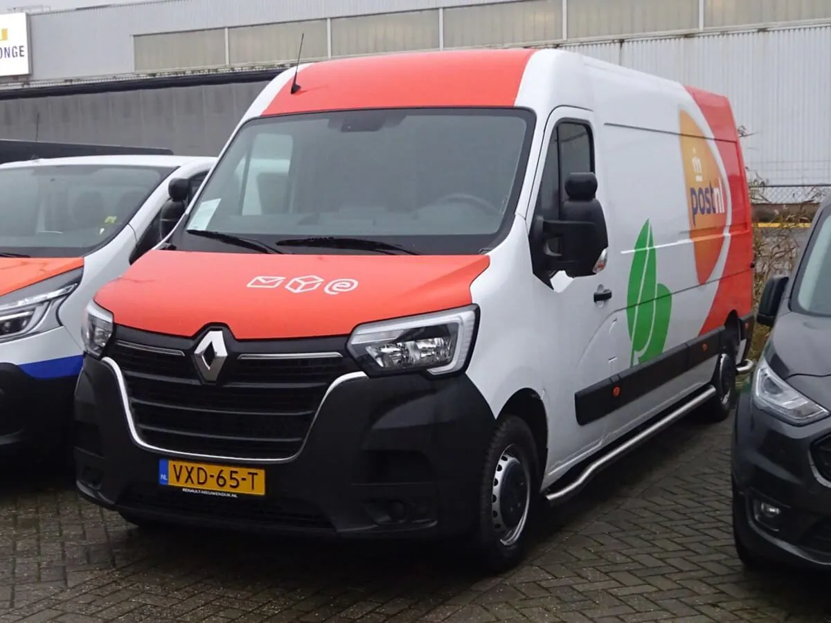 Renault Master - 2025 TOP - kirevates värvides kaubik eestvaates