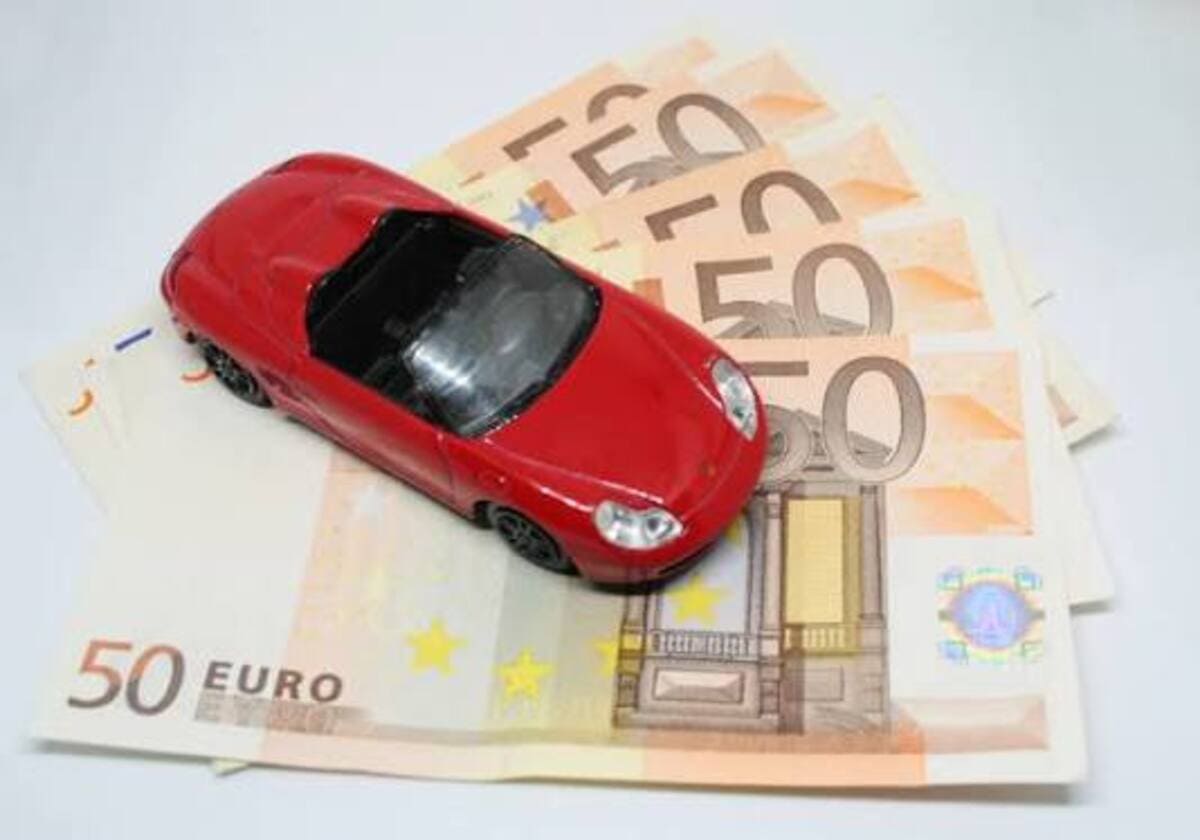 Asendamise kulu liikluskindlustuses - punane mudelauto 5-eurostel rahatähtedel