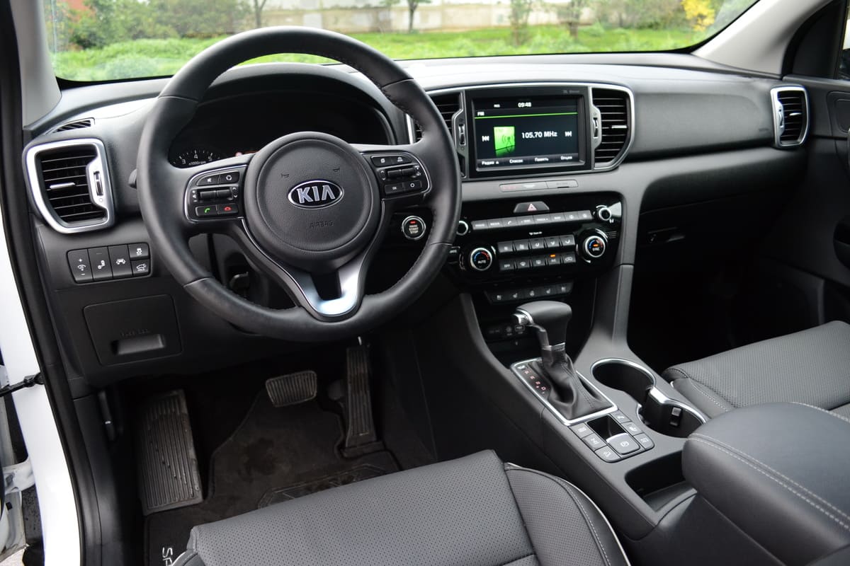 Kia Sportage salong: juhiistmed, roolirattas ja digitaalne armatuurlaud