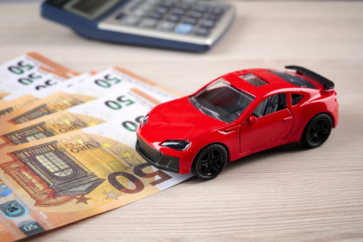 Kasko hind ja kahjurisk - punane mudelauto viiekümne-eurostega