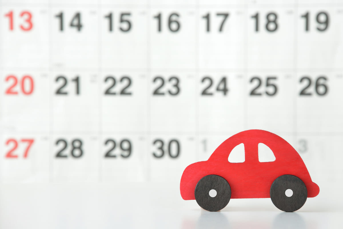 Liikluskindlustuse osamaksed ja aastamakse - kalender koos punase puidust autoga