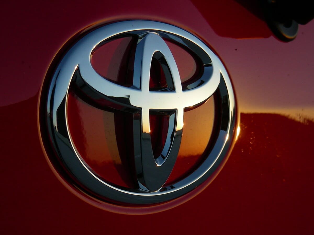 Margiesindus - suures plaanis Toyota märk punasel autol