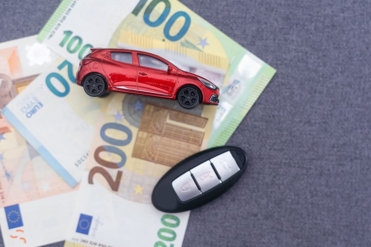 kaskokindlustuse pakkumised erinevad - autovõtmed ja punane mänguauto rahakupüüride peal 